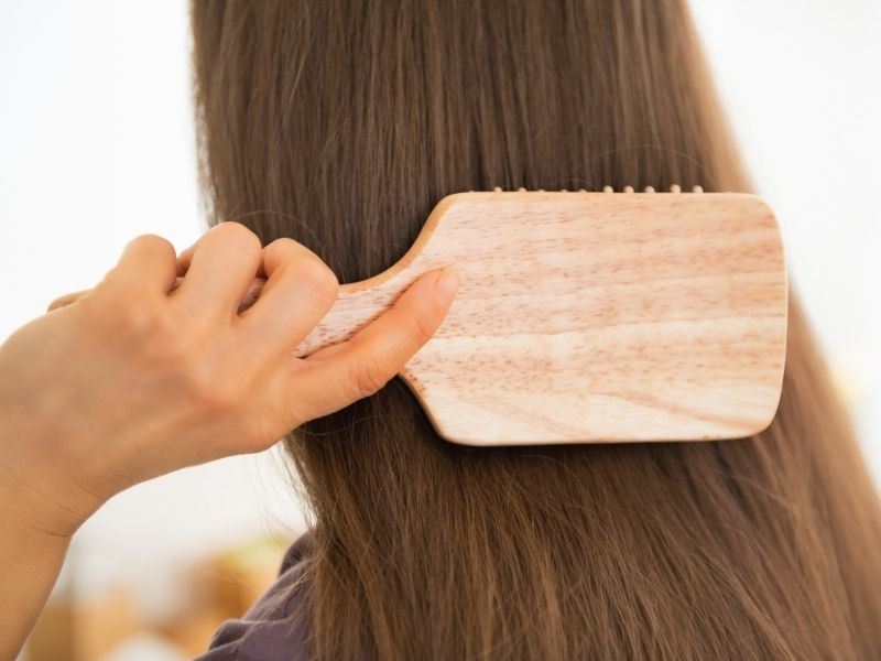 Cách chải tóc để giúp tóc hết xoăn