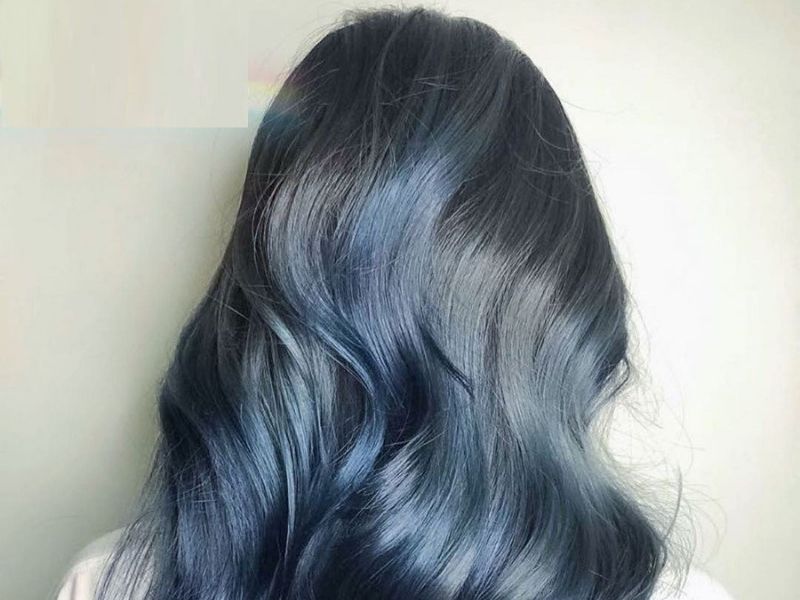 Màu xanh lôi cuốn khi kết hợp tóc nâu đen