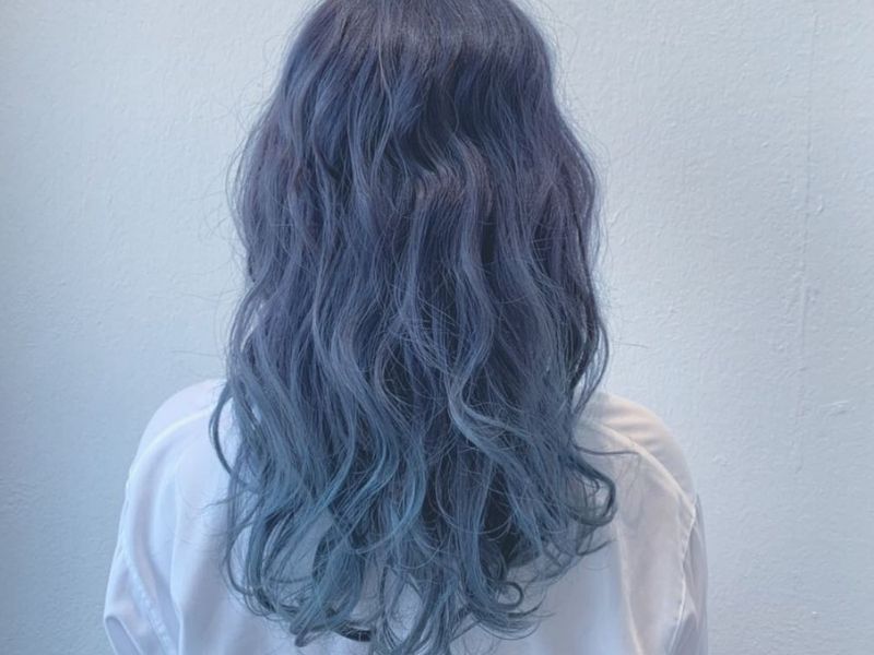 Màu tóc xám khói ánh xanh đầy nghệ thuật
