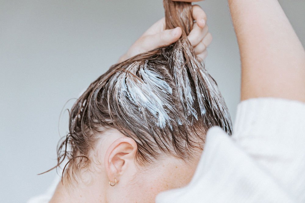Dùng dầu gội chuyên dùng cho tóc nhuộm giúp mái tóc luôn được bền màu và nuôi dưỡng