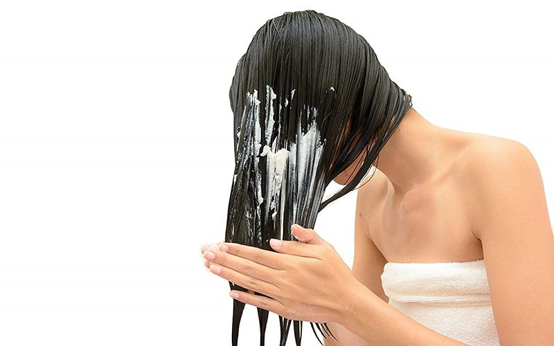 Luôn sử dụng dầu xả tóc trong quá trình gội đầu xong sẽ giúp mái tóc không bị khô xơ, gãy rụng