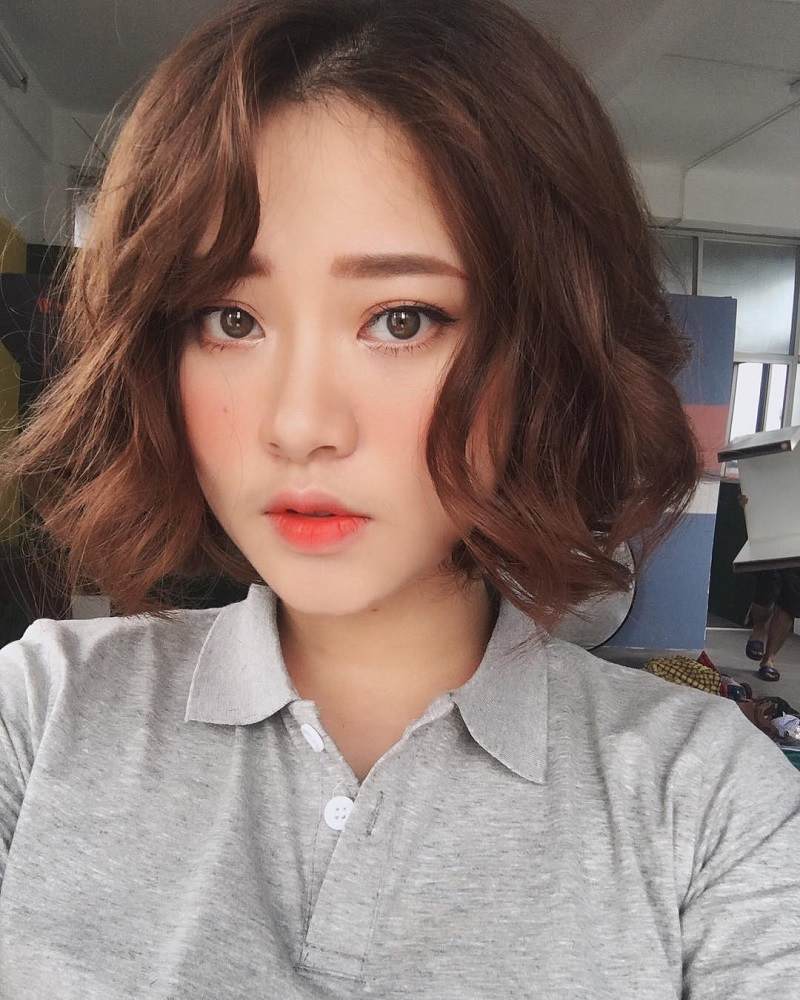 Kiểu tóc ngắn uốn đuôi mái lệch xu hướng của các hot girl xứ Hàn
