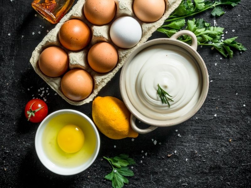 Trứng gà có thể pha thêm chanh để dưỡng tóc và khử mùi tanh