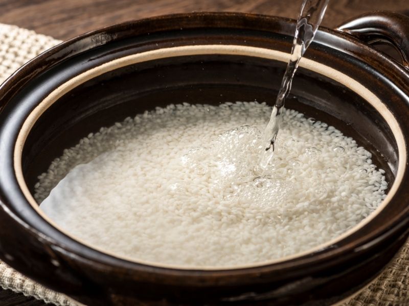 Cách chuẩn bị nước gạo đun sôi