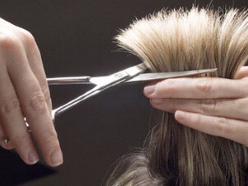 Cắt tóc không đúng cũng dễ gây ra tình trạng tóc con lởm chởm