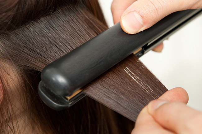 Hạn chế sử dụng các dụng cụ tạo kiểu tóc với nhiệt độ cao khiến tóc dễ bị hư tổn