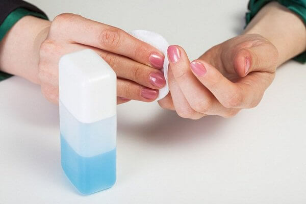 Nước tẩy nail loại bỏ thuốc nhuộm dính trên tay hiệu quả
