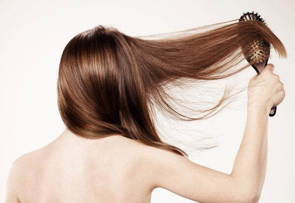 Hạn chế chải tóc ngăn tình trạng gãy rụng