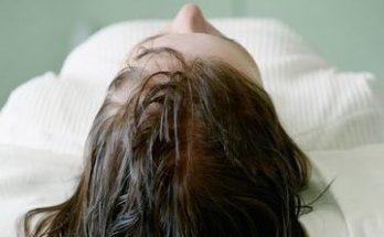 Tại sao không nên ngủ với tóc ướt?