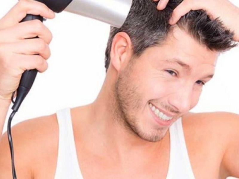 Khi sấy tóc nên kết hợp thêm với lược tròn sẽ dễ hơn
