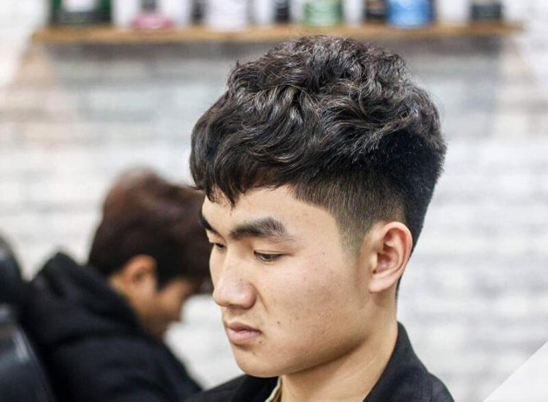 The hairstyle brings a masculine beauty that is gentle and warm