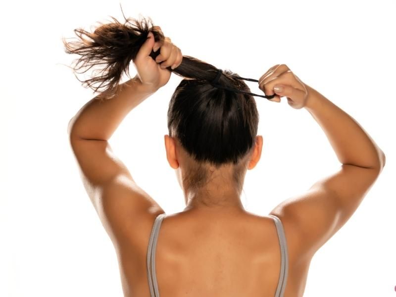 Buộc tóc quá chặt và quá lâu sẽ khiến tóc dễ hư tổn và gãy khúc