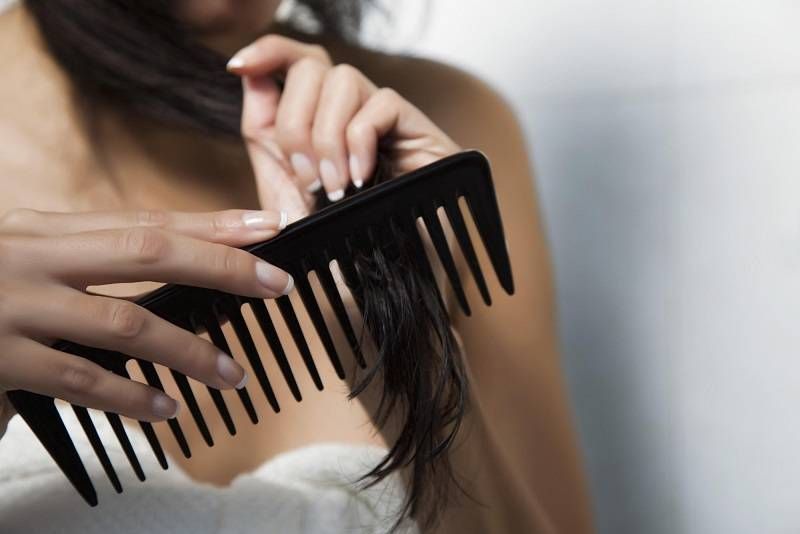 Chải tóc khi còn đang ướt gây ảnh hưởng không tốt cho tóc