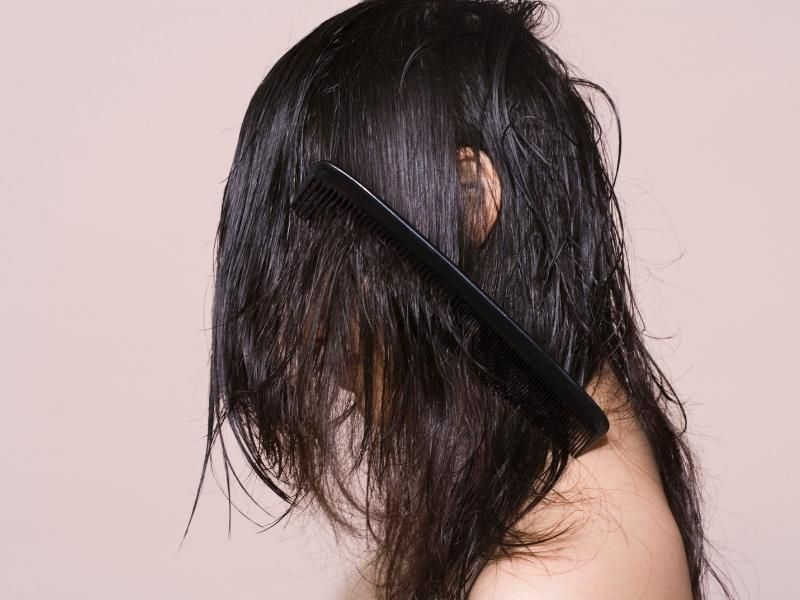 Sấy tóc bằng quạt có tốt không? 8 cách làm tóc khô không cần máy sấy