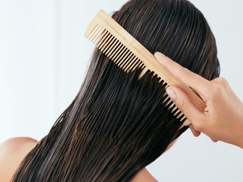 Nếu để ý bạn sẽ thấy chải tóc khi ướt sẽ bị rụng tóc nhiều hơn