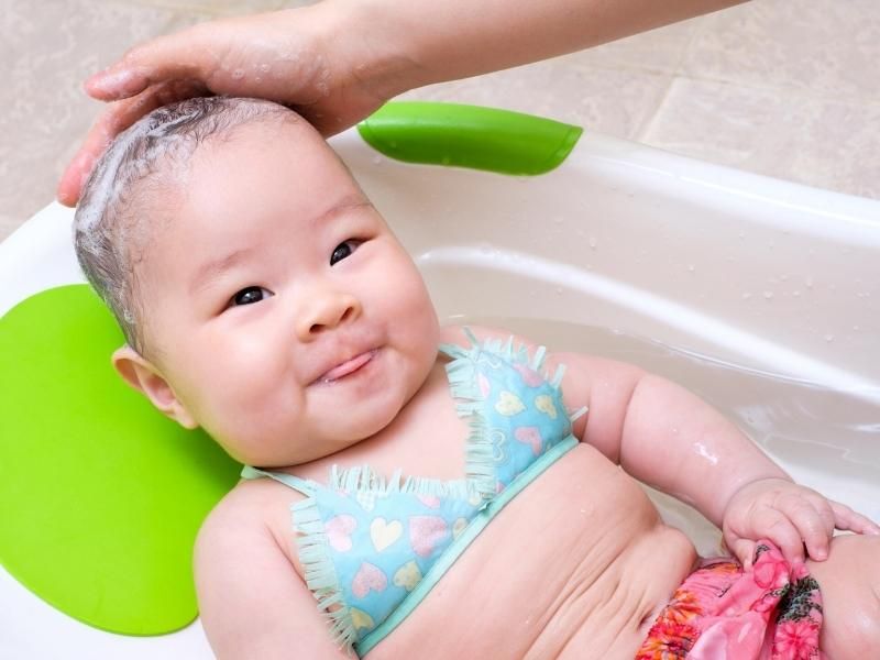 Không nên gội đầu hằng ngày chính là các chăm sóc tóc cho trẻ sơ sinh