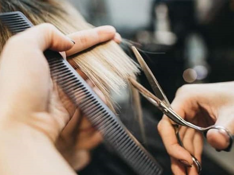 Việc tỉa tóc theo thời gian hợp lý cũng như loại bỏ tóc xấu cũng góp phần cải thiện mái tóc