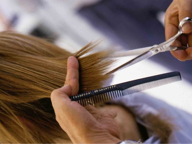 Nếu không thể để tóc khô tự nhiên, thì bạn hãy sấy tóc đúng cách để tránh gây hư tổn cho tóc