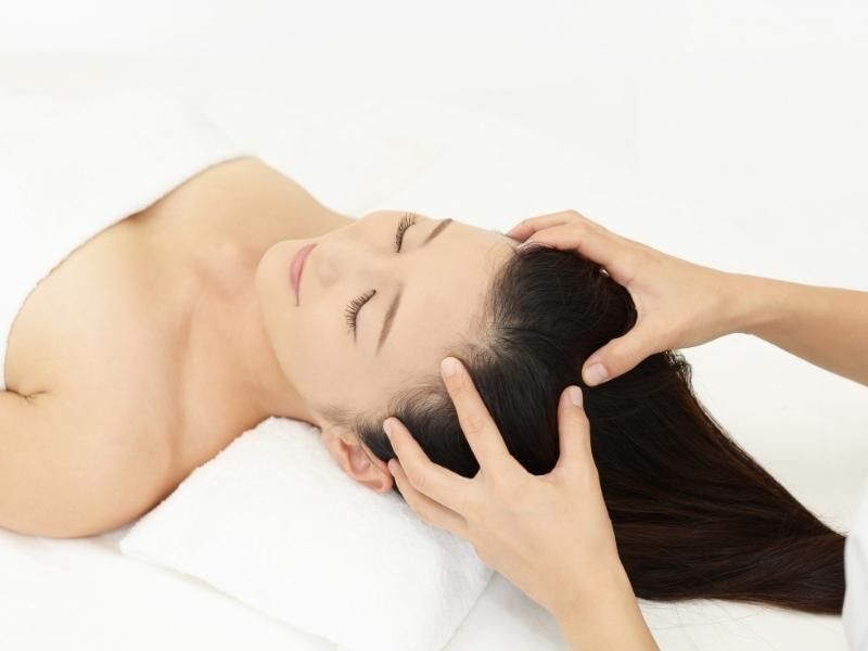 Massage mang lại những tác động vật lý giúp kích thích nang tóc phát triển khoẻ hơn