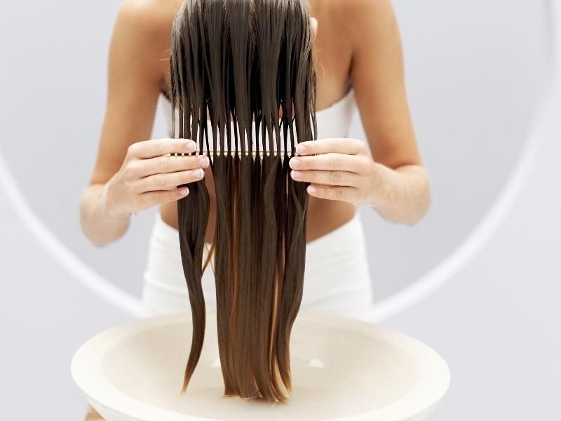 Chải tóc khi ướt sẽ khiến tóc bị kéo căng và nhanh bị đứt, rụng