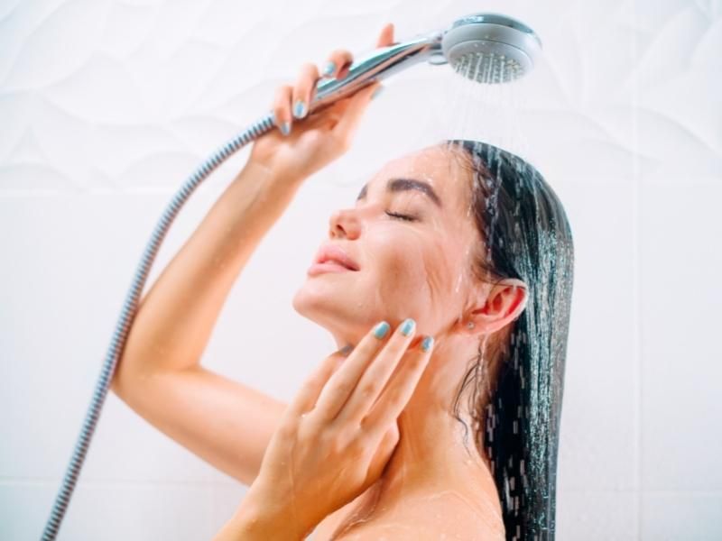 Tắm và ngâm tóc trong nước ngọt 3-5 phút trước khi bơi cũng là biện pháp chăm sóc tóc khi đi bơi