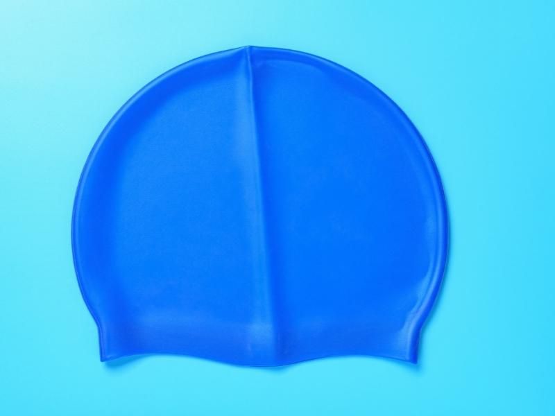 Mũ bơi là một vật dụng vô cùng cần thiết để bảo vệ tóc trong quá trình bơi