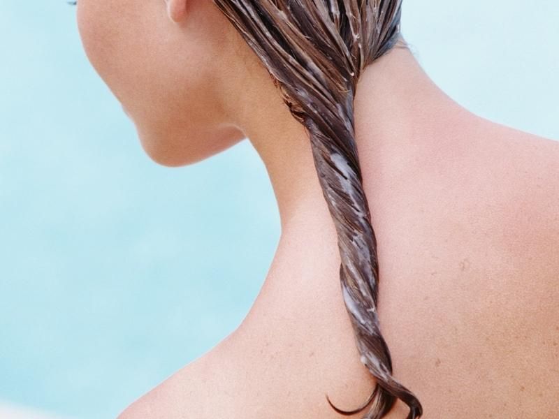 Hãy dùng dầu xả để tóc không bị khô sau khi bơi
