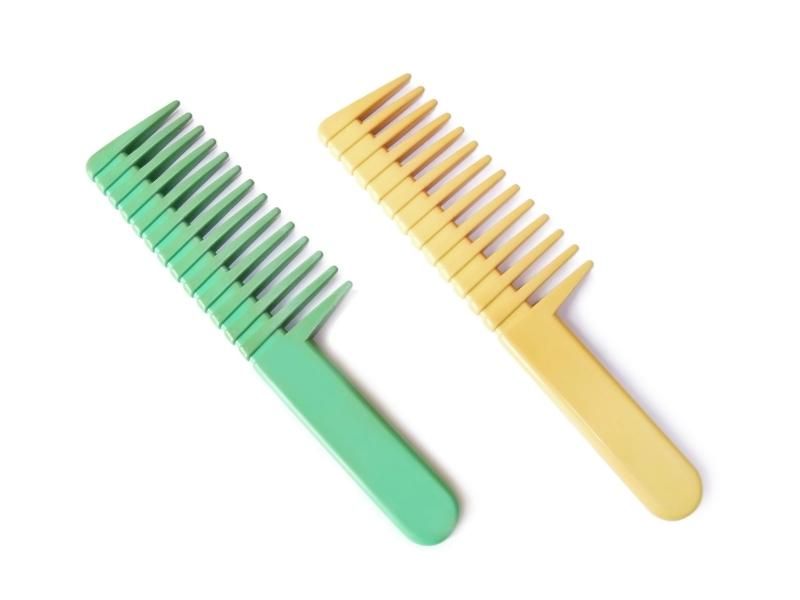 Tốt nhất hãy dùng lược răng thưa để chải tóc ngay cả khi tóc đã khô