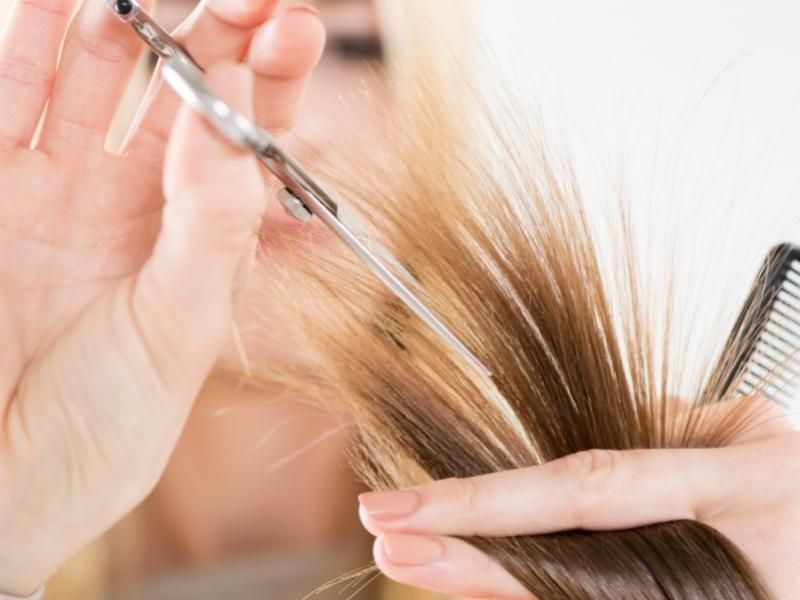 Tỉa tóc để loại bỏ phần tóc khô xơ chẻ ngọn dễ gây rối