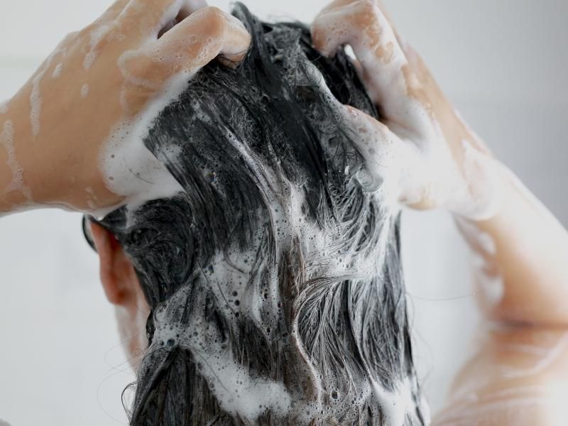 Hãy gội nhẹ nhàng thay vì cào mạnh vào da đầu để tránh tổn thương chính là cách chăm sóc tóc bị nấm