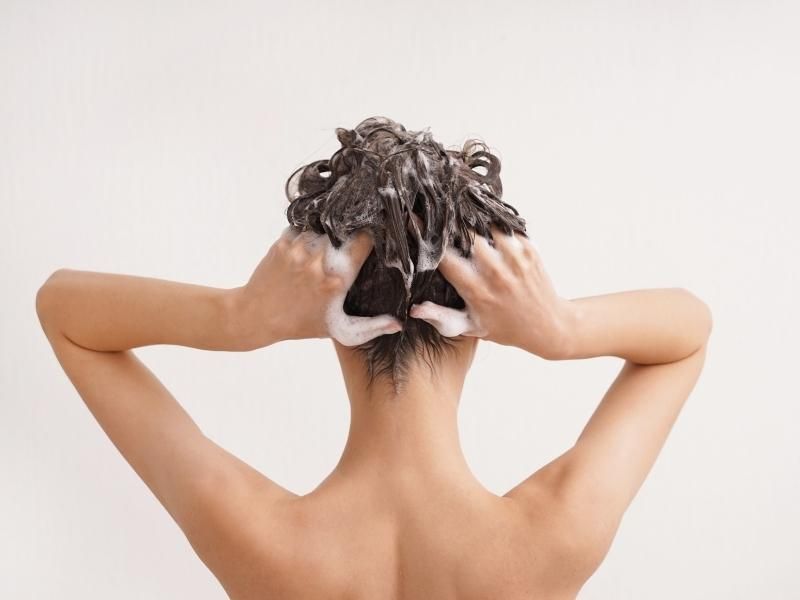 Vừa gội đầu vừa massage tóc cũng là một cách kích thích mọc tóc nhanh hơn