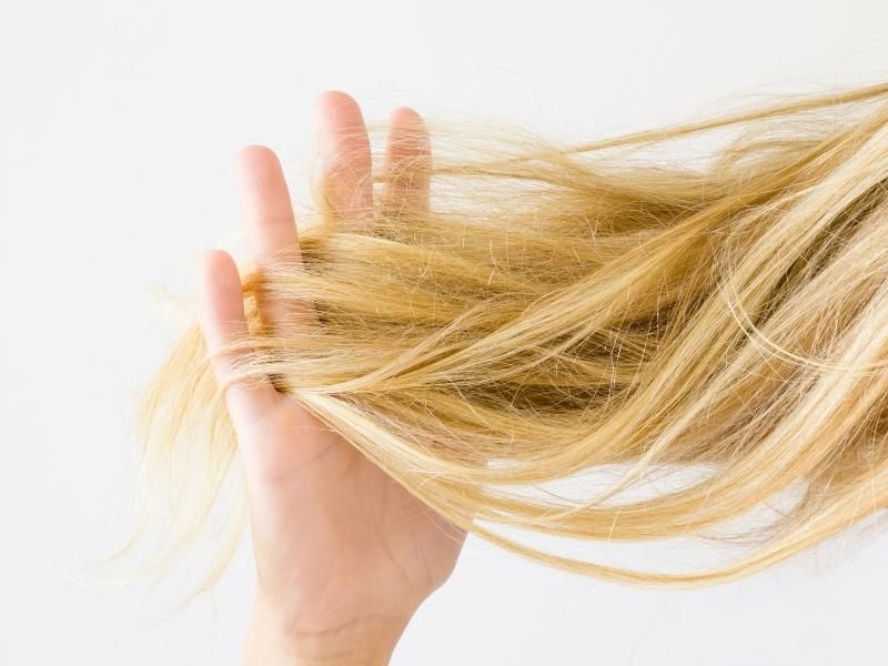 Nếu tẩy tóc sai cách, tóc sẽ khô và rụng rất nhiều 