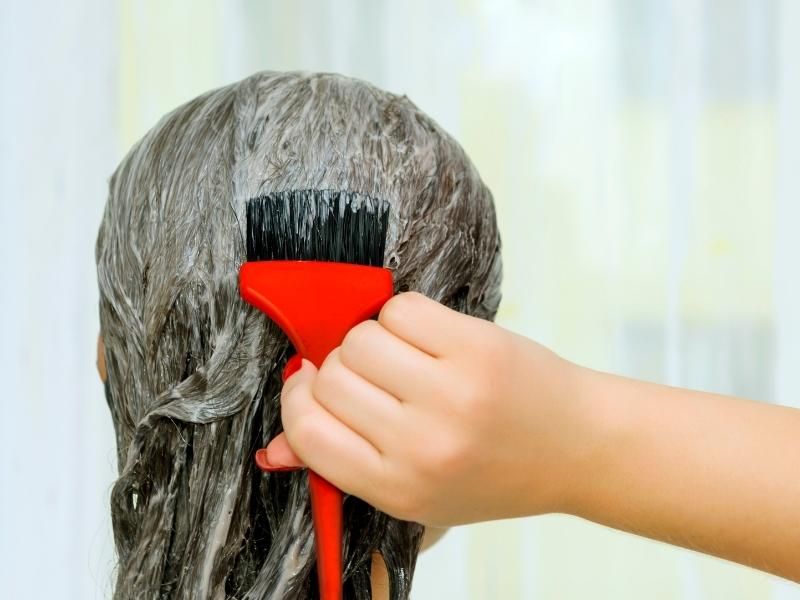 Thuốc nhuộm ít nhiều cũng sẽ có hóa chất làm khô tóc của bạn
