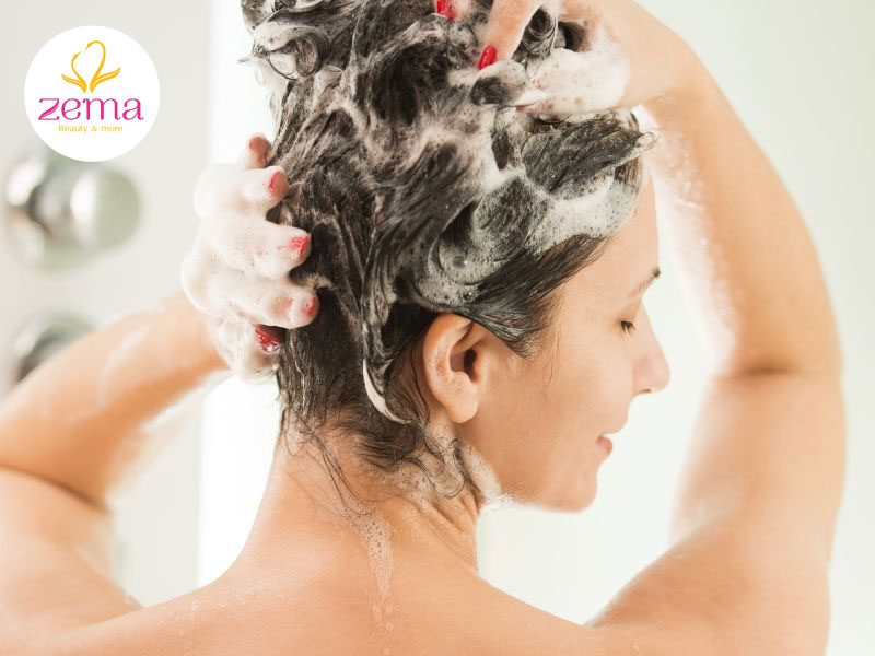 Gội đầu thường xuyên sẽ làm mất đi lớp dầu tự nhiên trên tóc lên da đầu và tóc sẽ rất dễ bị khô