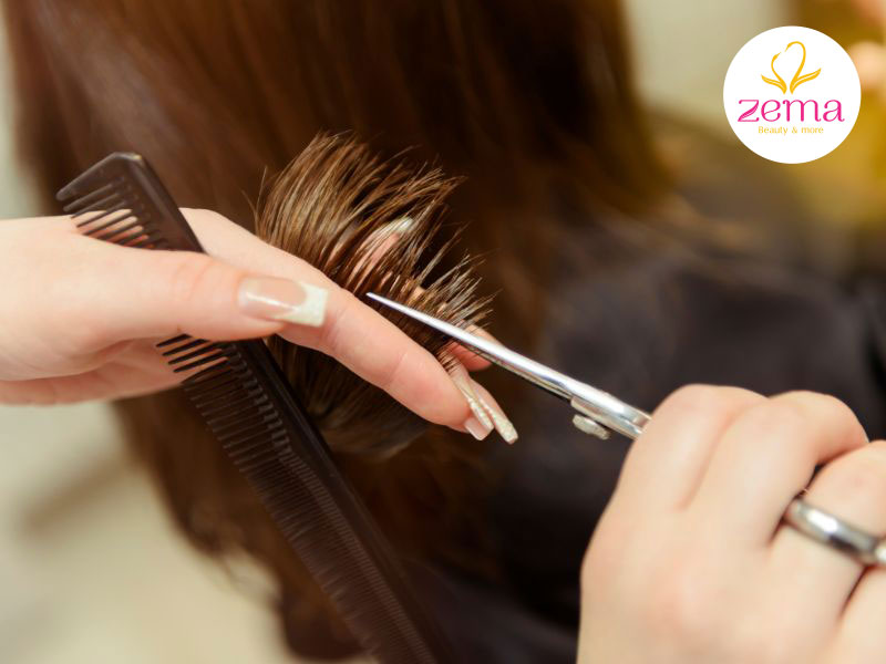 Tỉa đuôi tóc thường xuyên để loại bỏ tóc khô chẻ ngọn sẽ giúp mái tóc của bạn trông có sức sống hơn